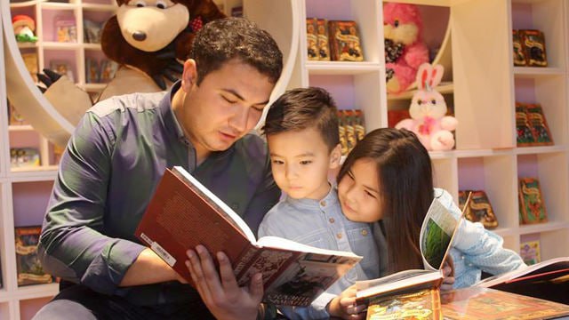 Ota-onalar farzandlari uchun kitob o’qib berishi bu nafaqat bilim, balki hissiy va ijtimoiy rivojlanishga ham xizmat qiladi.