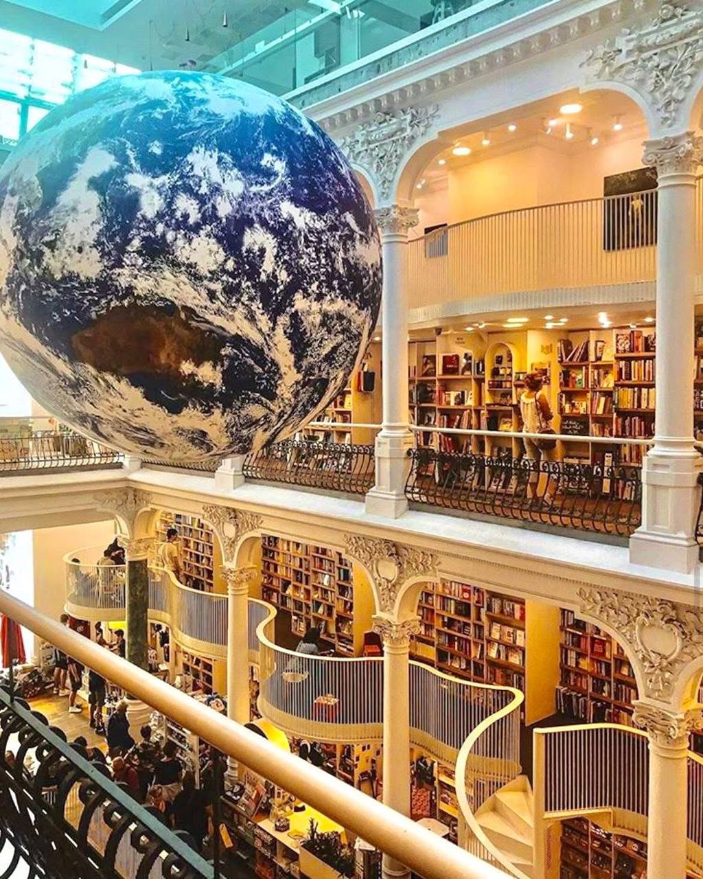 Dunyodagi eng go‘zal kitob do‘konlaridan biri Ruminiyaning Buxarest shahri markazida joylashgan “Karusel kitob do’koni”
