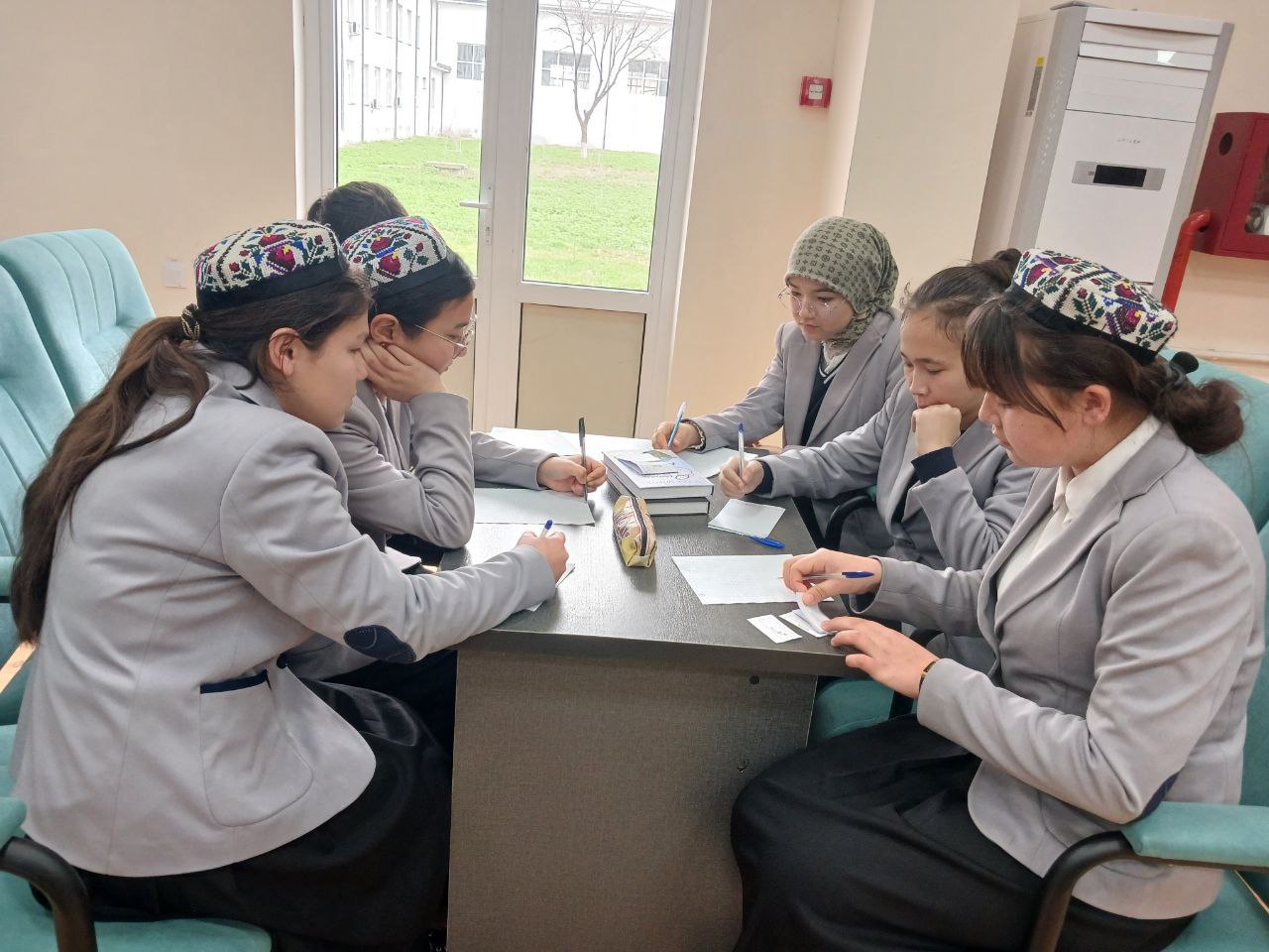 "Zakovat maydonida bilimli qizlar" nomli intellektual o'yin